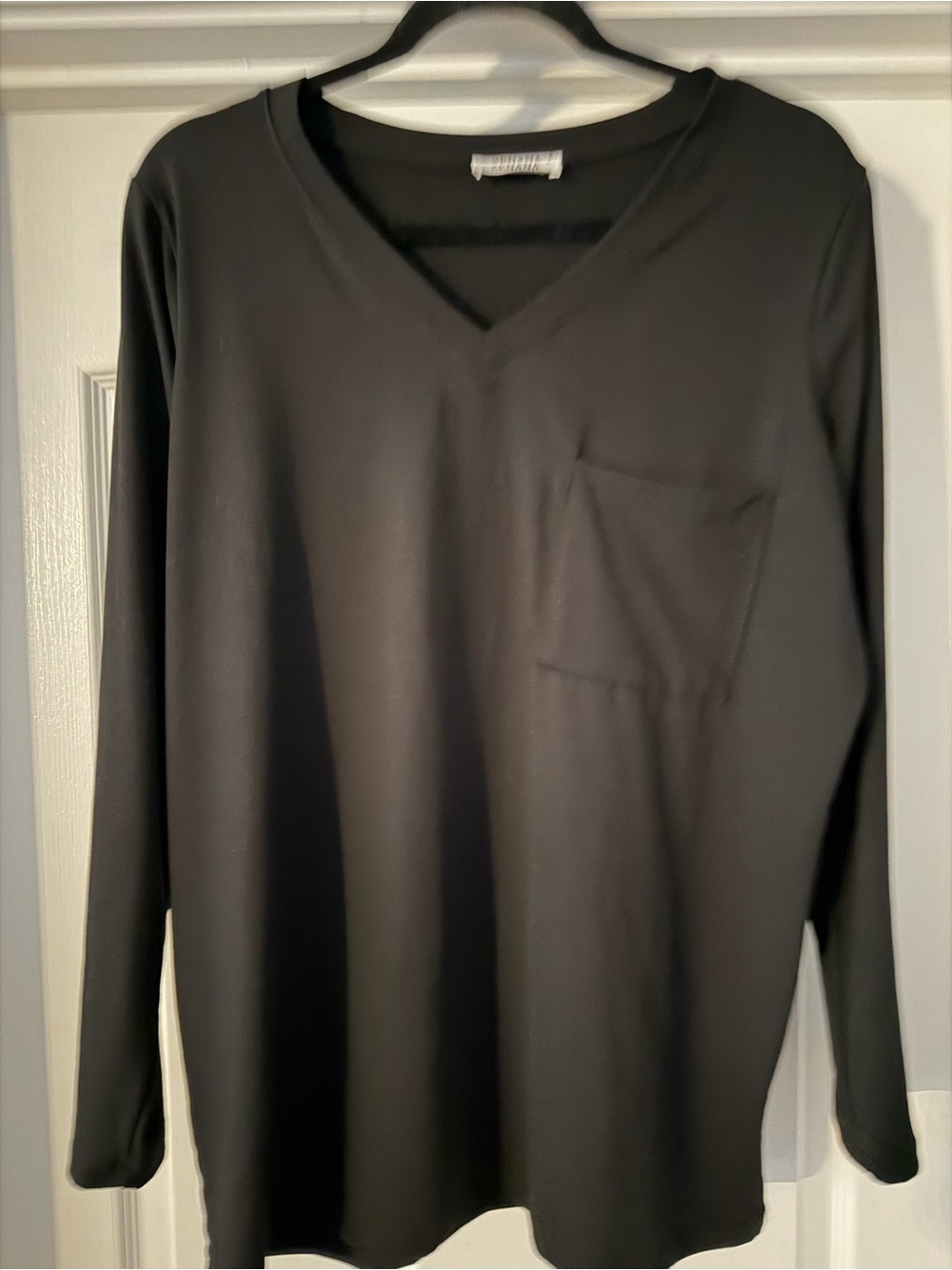 Zenana Outfitters Black V‑Neck Long Sleeve Pocket Tee